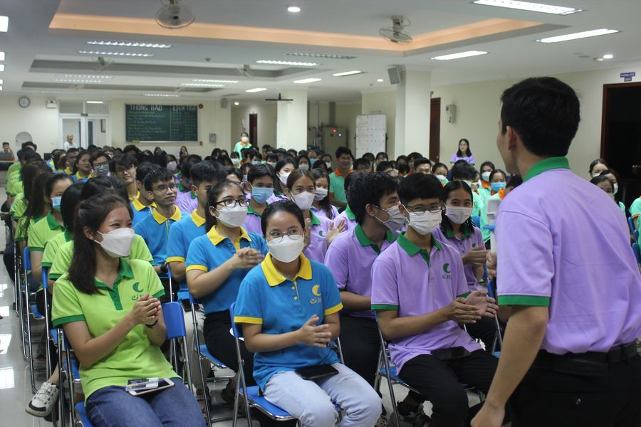 Hoàng Phúc tham gia hoạt náo tại một chương trình xã hội.