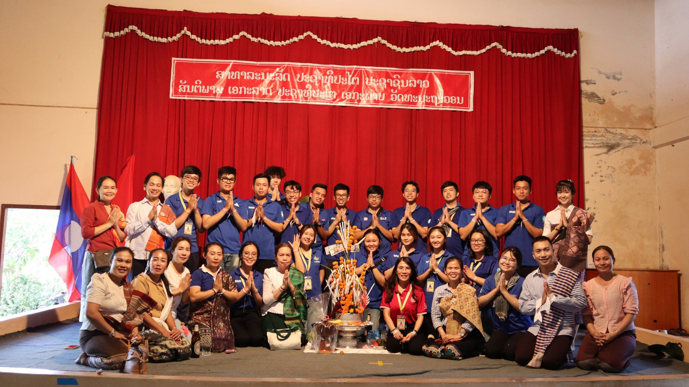 Nghi thức buộc chỉ tay của người Lào ở trường tiểu học hữu nghị Việt - Lào. (Ảnh: NVCC) Nghi thức buộc chỉ tay của người Lào ở trường tiểu học hữu nghị Việt - Lào. (Ảnh: NVCC)