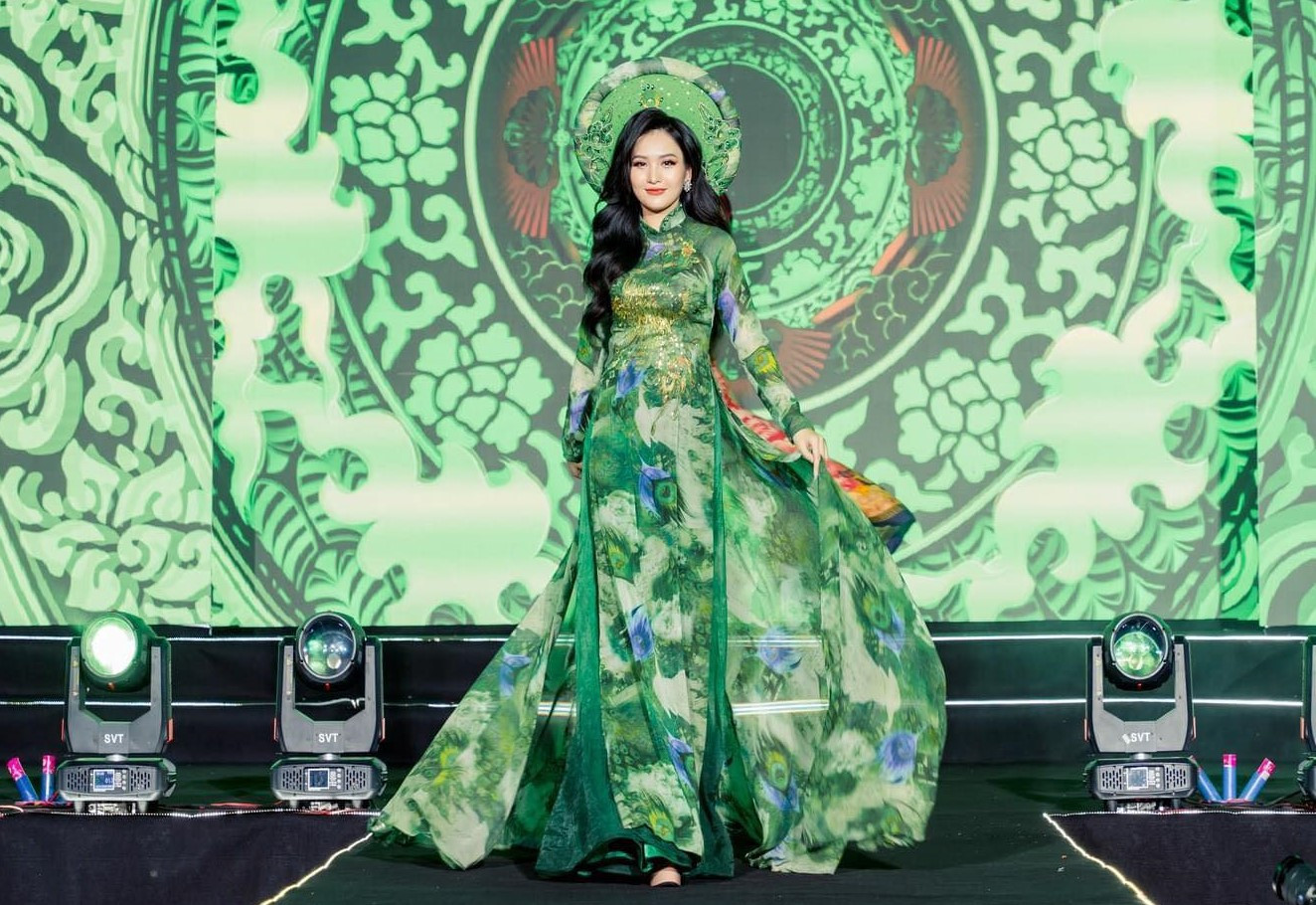 Phần thi áo dài ghi điểm của Phương Vy. (Ảnh: NVCC)