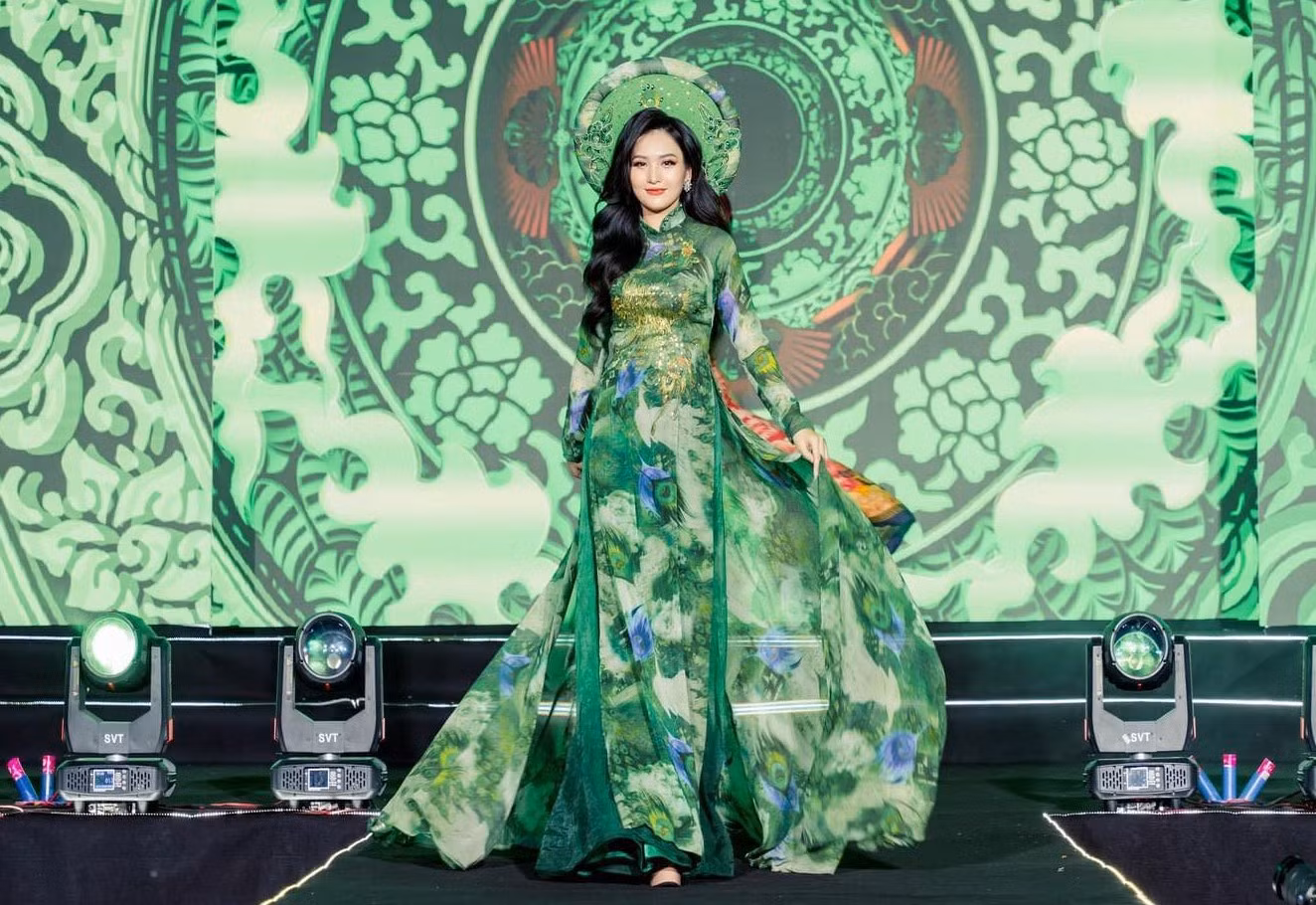 Phần thi áo dài ghi điểm của Phương Vy. (Ảnh: NVCC) Phần thi áo dài ghi điểm của Phương Vy. (Ảnh: NVCC)