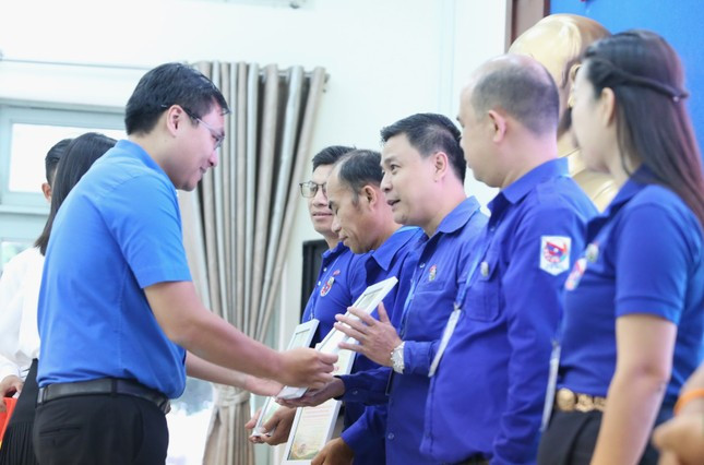 Thành Đoàn TP. HCM trao giấy chứng nhận hoàn thành chương trình cho các cán bộ Đoàn nước bạn Lào. (Ảnh: Ngô Tùng) Thành Đoàn TP. HCM trao giấy chứng nhận hoàn thành chương trình cho các cán bộ Đoàn nước bạn Lào. (Ảnh: Ngô Tùng)