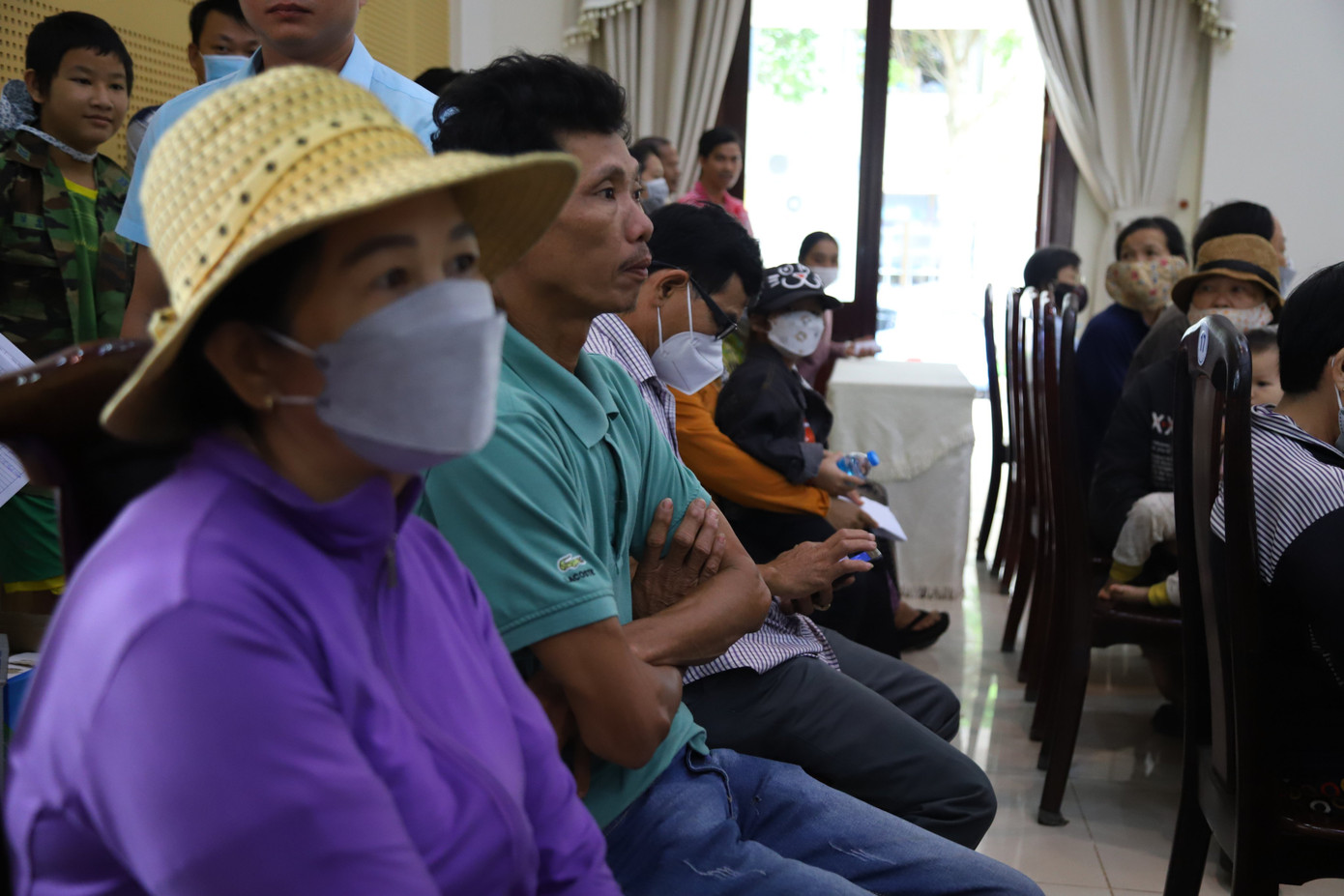 Nhiều người dân háo hức đến từ rất sớm để chuẩn bị nhận quà. Nhiều người dân háo hức đến từ rất sớm để chuẩn bị nhận quà.