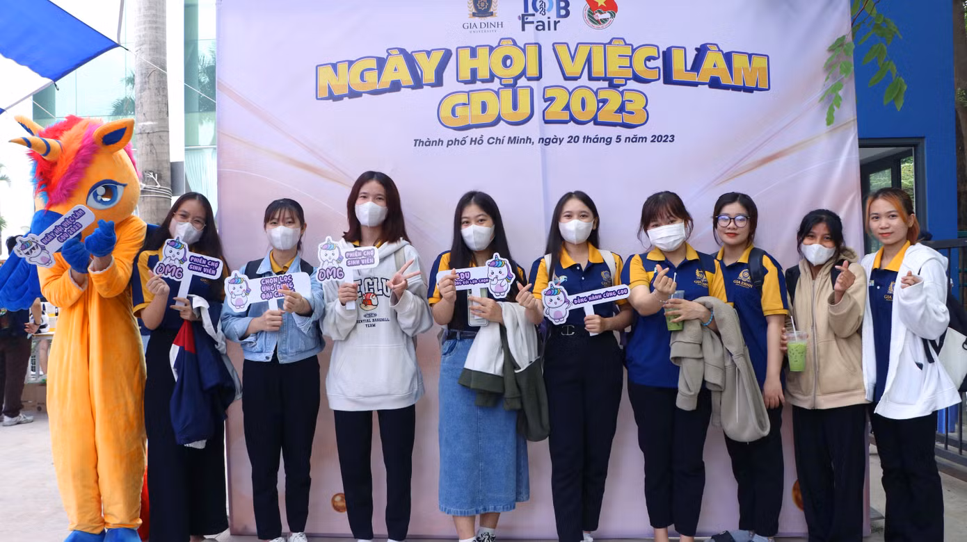 Các bạn sinh viên tham gia Ngày hội.