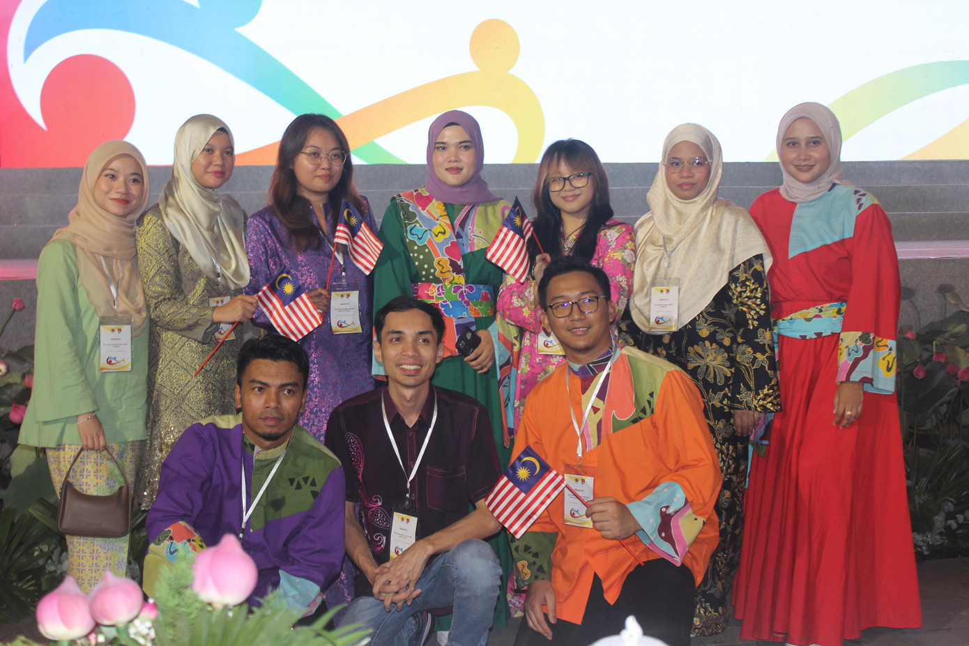 Các đại biểu thanh niên đến từ Malaysia cùng chụp hình trước chương trình.