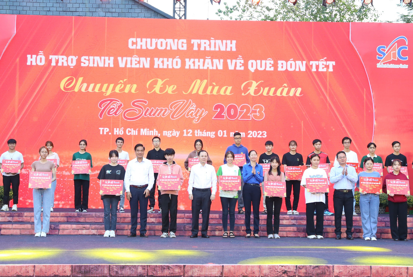 Phó Bí thư Thành ủy TPHCM Nguyễn Văn Hiếu (thứ 5 bên trái), Bí thư Thành Đoàn TPHCM Phan Thị Thanh Phương (thứ 6 bên phải) trao tượng trưng vé xe về quê cho các bạn sinh viên. Phó Bí thư Thành ủy TPHCM Nguyễn Văn Hiếu (thứ 5 bên trái), Bí thư Thành Đoàn TPHCM Phan Thị Thanh Phương (thứ 6 bên phải) trao tượng trưng vé xe về quê cho các bạn sinh viên.