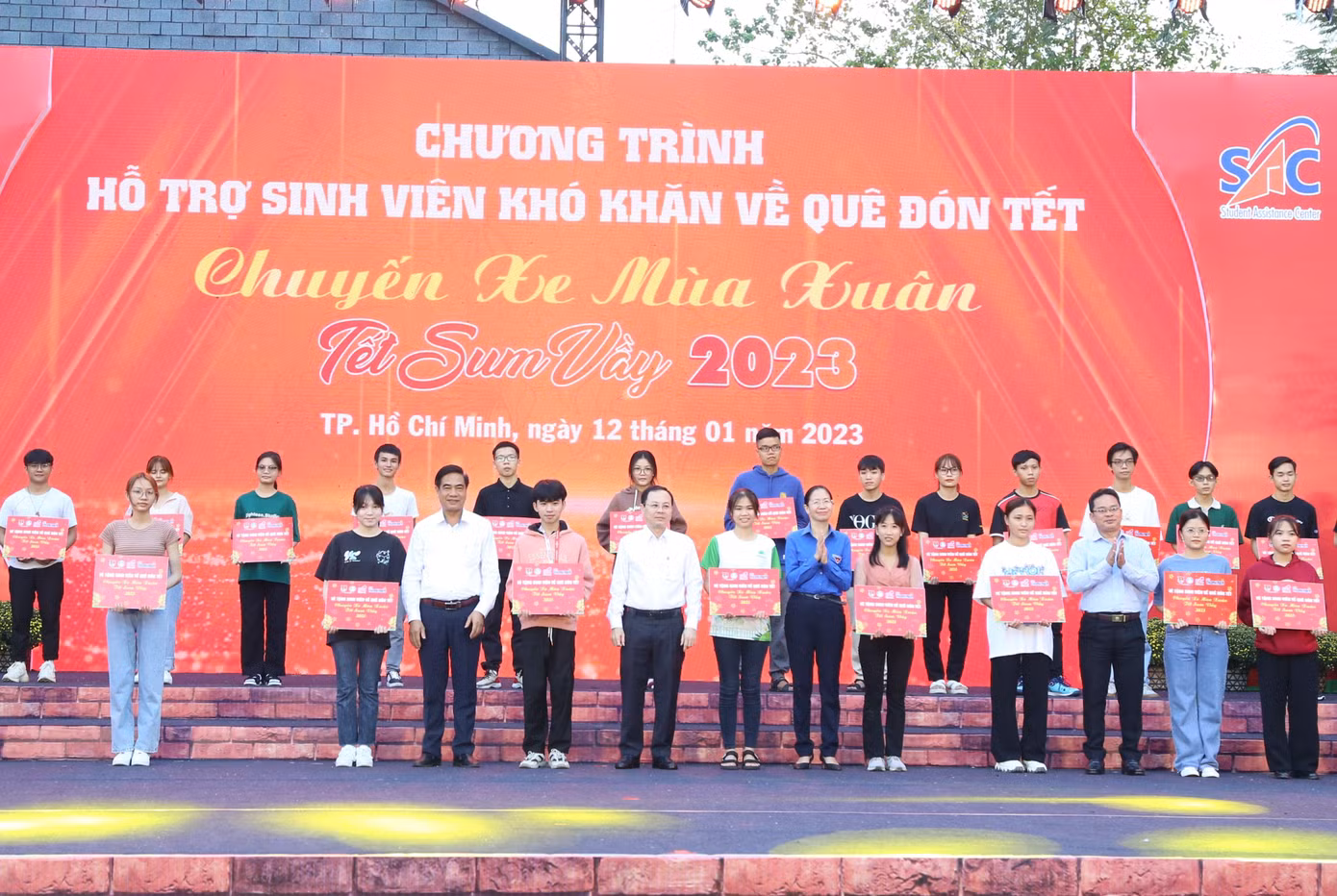 Phó Bí thư Thành ủy TPHCM Nguyễn Văn Hiếu (thứ 5 bên trái), Bí thư Thành Đoàn TPHCM Phan Thị Thanh Phương (thứ 6 bên phải) trao tượng trưng vé xe về quê cho các bạn sinh viên.
