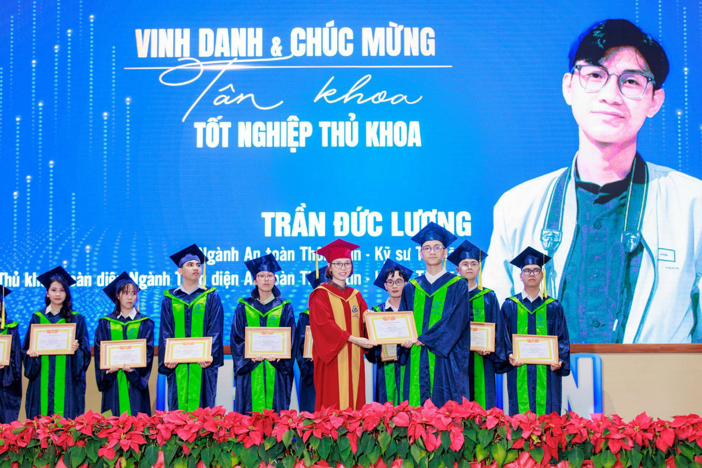 Chàng thủ khoa “kép” luôn tự nhắc nhở bản thân phải cố gắng nhiều hơn nữa để tạo nên những thành quả có giá trị. Chàng thủ khoa “kép” luôn tự nhắc nhở bản thân phải cố gắng nhiều hơn nữa để tạo nên những thành quả có giá trị.