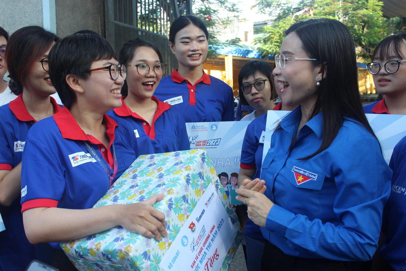 Bí thư T.Ư Đoàn Nguyễn Phạm Duy Trang tặng quà cho các chiến sĩ cTiếp sức mùa thi' tại điểm trường THPT Ten Lơ Man (Q. 1). Bí thư T.Ư Đoàn Nguyễn Phạm Duy Trang tặng quà cho các chiến sĩ cTiếp sức mùa thi' tại điểm trường THPT Ten Lơ Man (Q. 1).