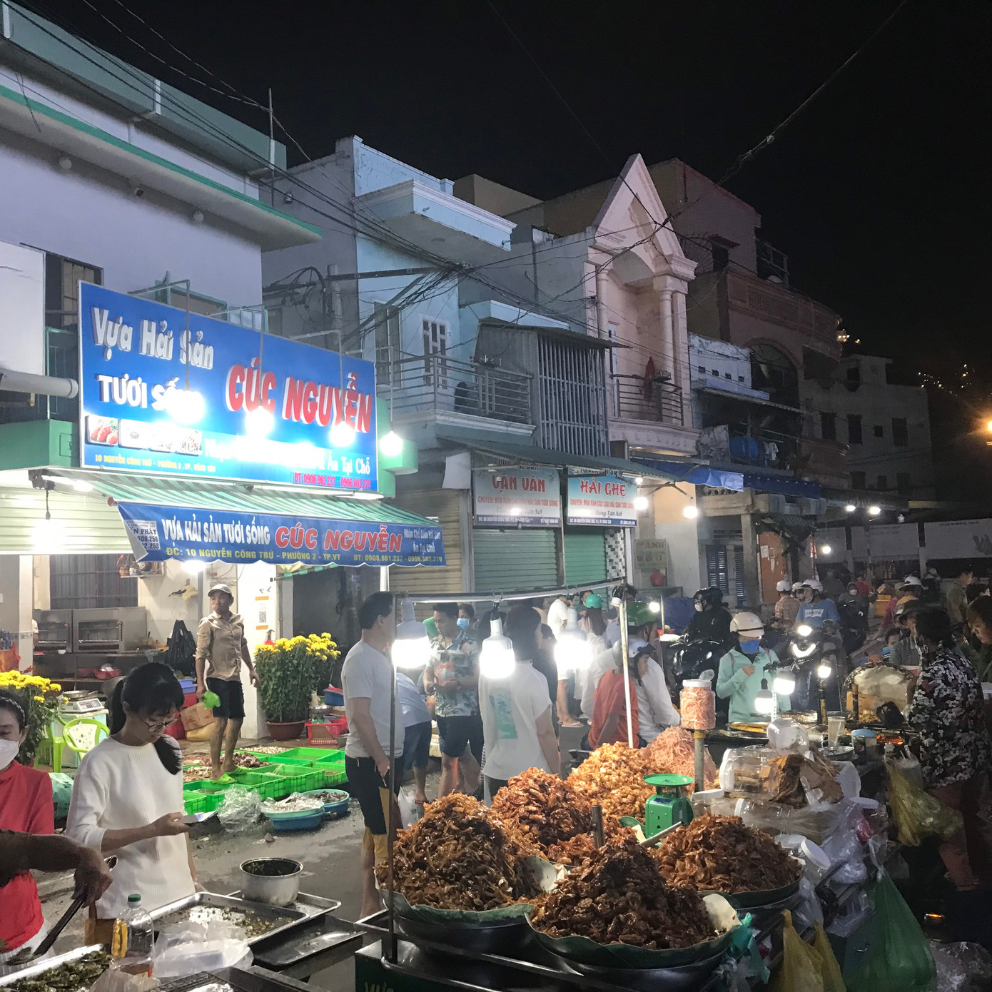 Những ngày đầu năm, chợ luôn rất đông các bạn trẻ tìm về. Những ngày đầu năm, chợ luôn rất đông các bạn trẻ tìm về.