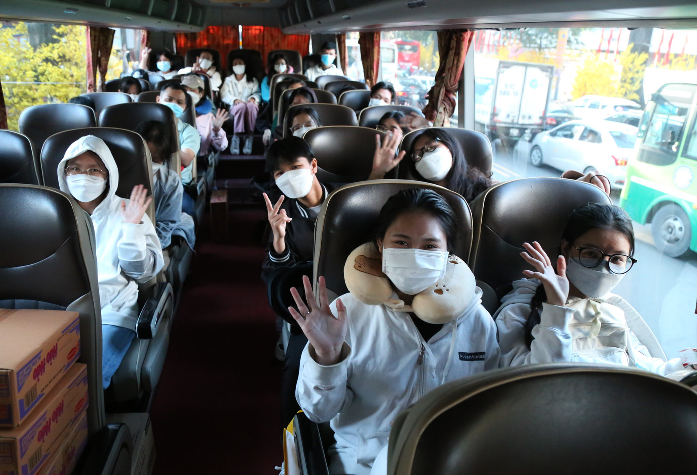 Các bạn sinh viên phấn khởi khi sắp đoàn viên đón Tết cùng gia đình. Các bạn sinh viên phấn khởi khi sắp đoàn viên đón Tết cùng gia đình.