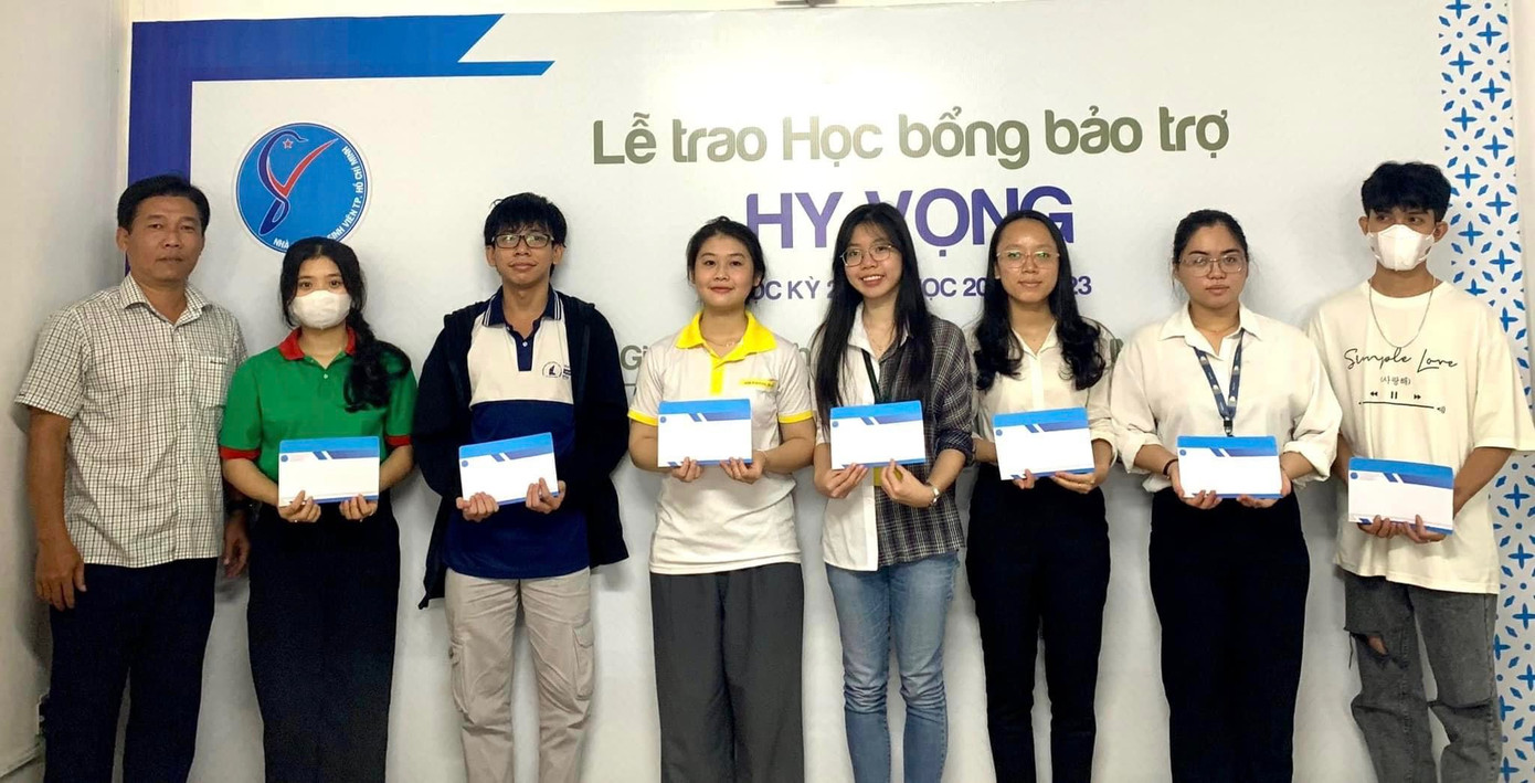 Anh Lê Quốc Trung – con trai cố Nhà giáo Nguyễn Thị Minh Khang trao học bổng cho sinh viên.