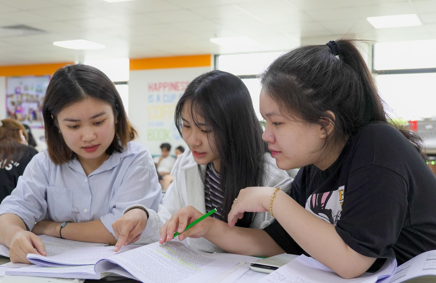 Thí sinh có thêm nhiều cơ hội khi các trường công bố điểm chuẩn xét tuyển sớm. Thí sinh có thêm nhiều cơ hội khi các trường công bố điểm chuẩn xét tuyển sớm.