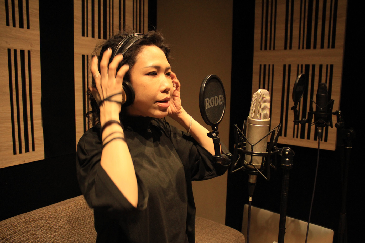 Huyền Chi sống hết mình với đam mê nghề lồng tiếng. (Ảnh: Văn Hoàng)