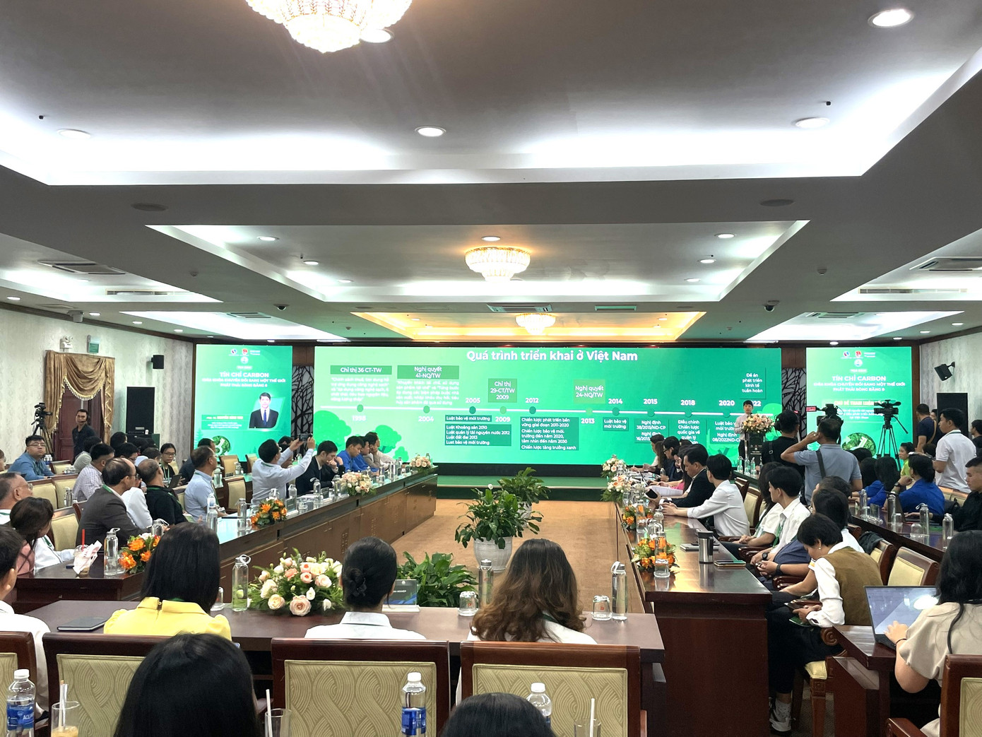 Các đại biểu và các chuyên gia tham dự buổi Tọa đàm.