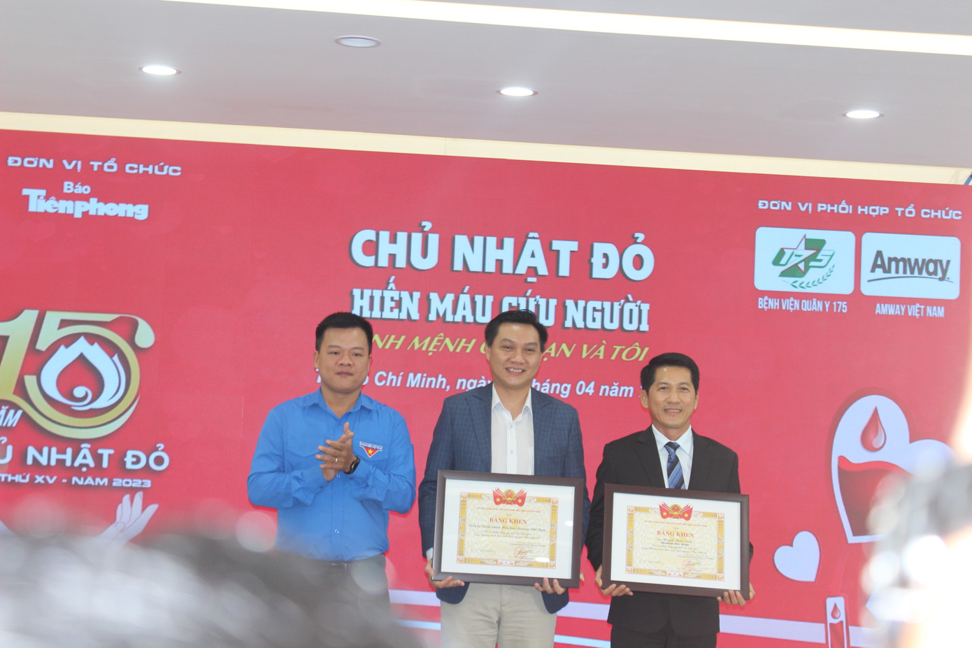 Anh Nguyễn Hải Nam, UV BCH T.Ư Đoàn, Phó Chánh VP T.Ư Đoàn thay mặt T.Ư Đoàn trao Bằng khen của T.Ư Đoàn cho cá nhân ông Huỳnh Thiên Triều và tập thể Amway Việt Nam vì đã có đóng góp thiết thực, ý nghĩa cho chương trình 'Chủ nhật Đỏ' do báo Tiền Phong khởi xướng và tổ chức.