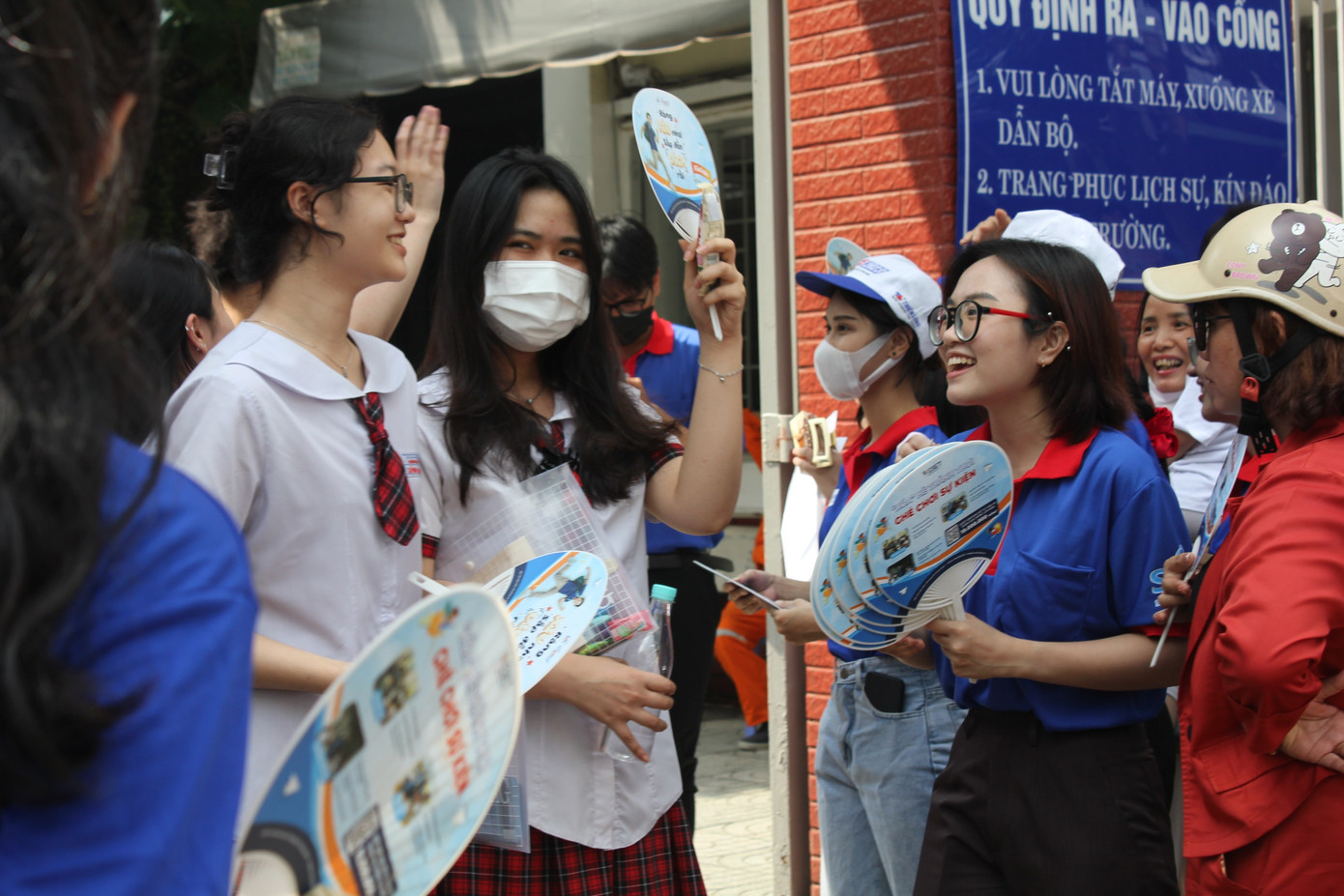 Phụ huynh và thí sinh cảm thấy an tâm hơn khi thấy hình ảnh những sinh viên tình nguyện "Tiếp sức mùa thi".