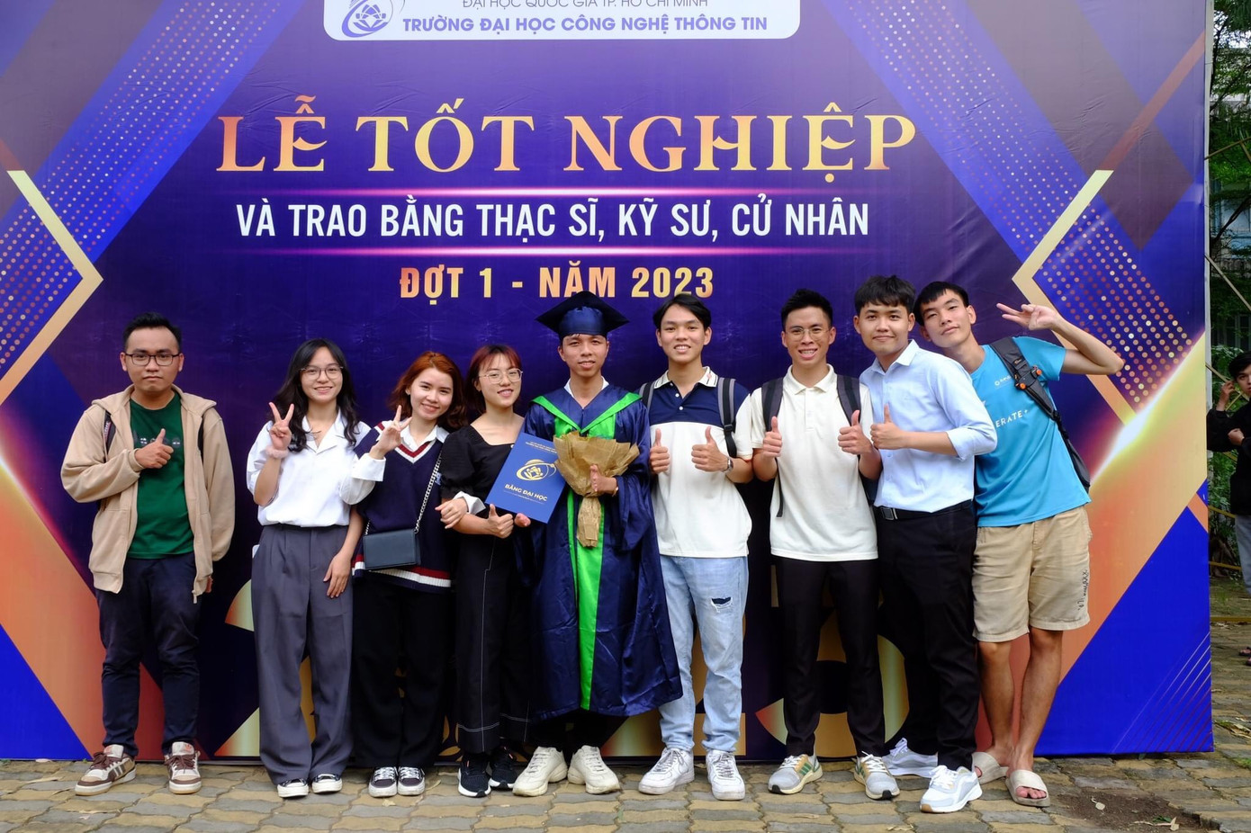 Trí Thức (giữa) cùng những người bạn trong buổi lễ tốt nghiệp.