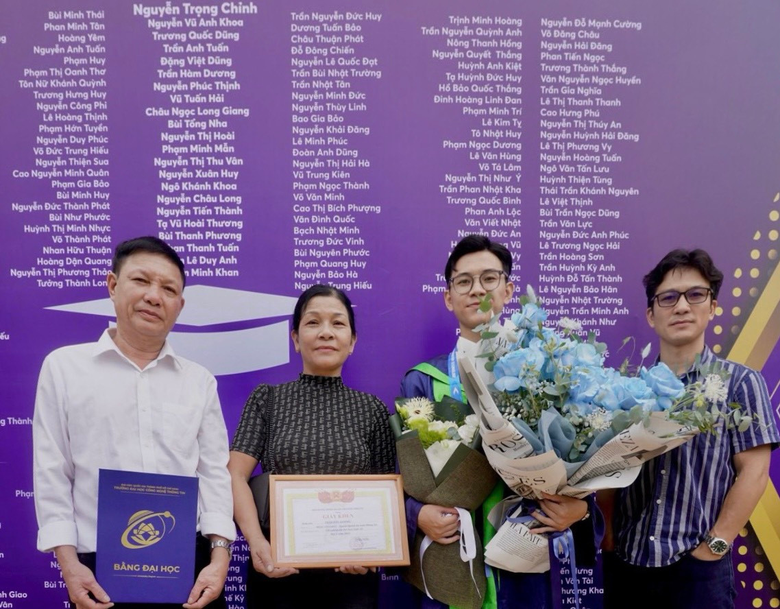 “Thành tích mình có được ngày hôm nay cũng chính là món quà tinh thần mà mình muốn dành tặng cho gia đình và những người thân yêu luôn bên cạnh đồng hành và ủng hộ mình”, Đức Lương tâm sự. “Thành tích mình có được ngày hôm nay cũng chính là món quà tinh thần mà mình muốn dành tặng cho gia đình và những người thân yêu luôn bên cạnh đồng hành và ủng hộ mình”, Đức Lương tâm sự.