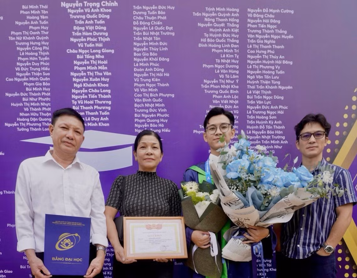 “Thành tích mình có được ngày hôm nay cũng chính là món quà tinh thần mà mình muốn dành tặng cho gia đình và những người thân yêu luôn bên cạnh đồng hành và ủng hộ mình”, Đức Lương tâm sự.