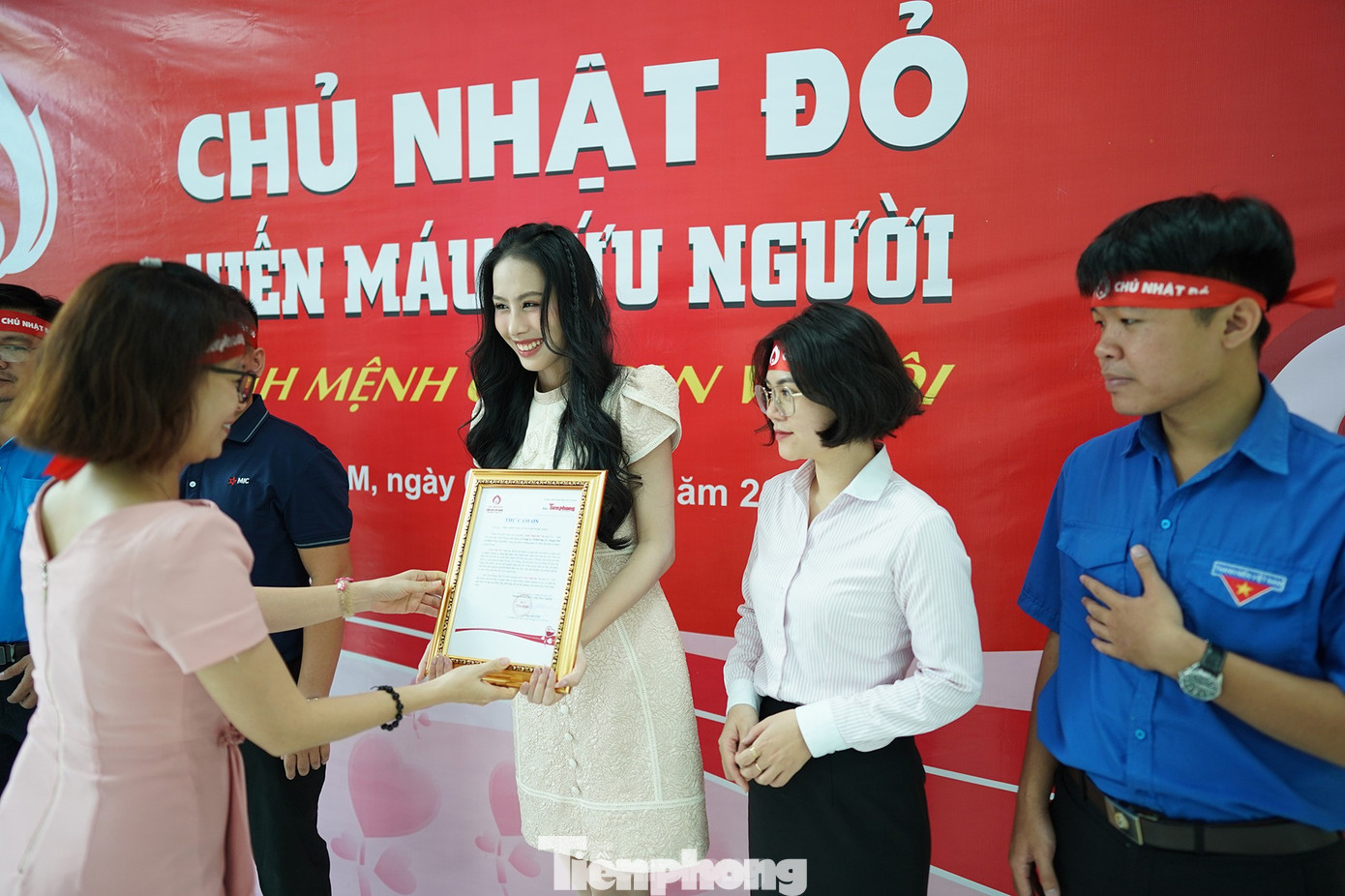 Á hậu Lê Nguyễn Ngọc Hằng nhận thư cảm ơn từ Ban Tổ chức chương trình. (Ảnh: Phạm Nguyễn)