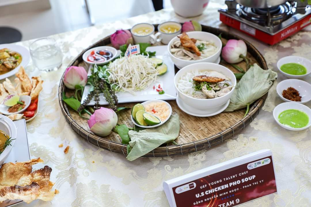 Món Phở gà Bắc truyền thống được các bạn thí sinh nấu.