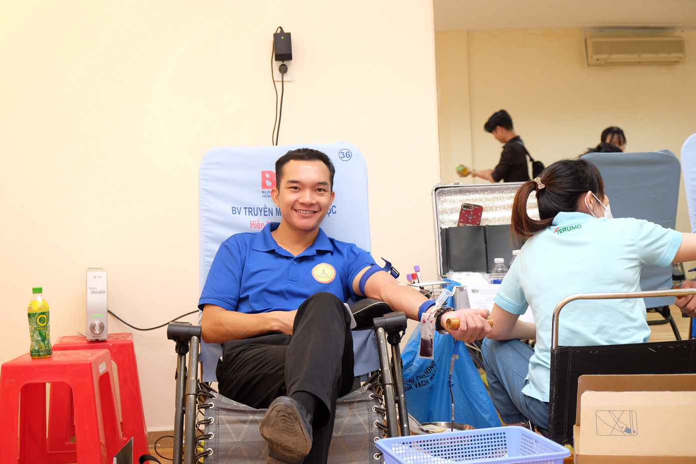 Anh Trần Vỉnh Xuyên tham gia hiến máu trong Ngày hội 'Chủ nhật Đỏ'. (Ảnh: NVCC)