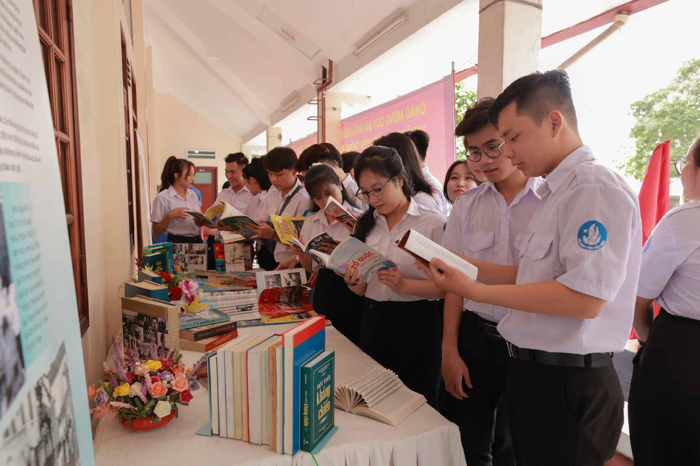 Một góc trưng bày của công trình truyền thống thu hút các bạn sinh viên.