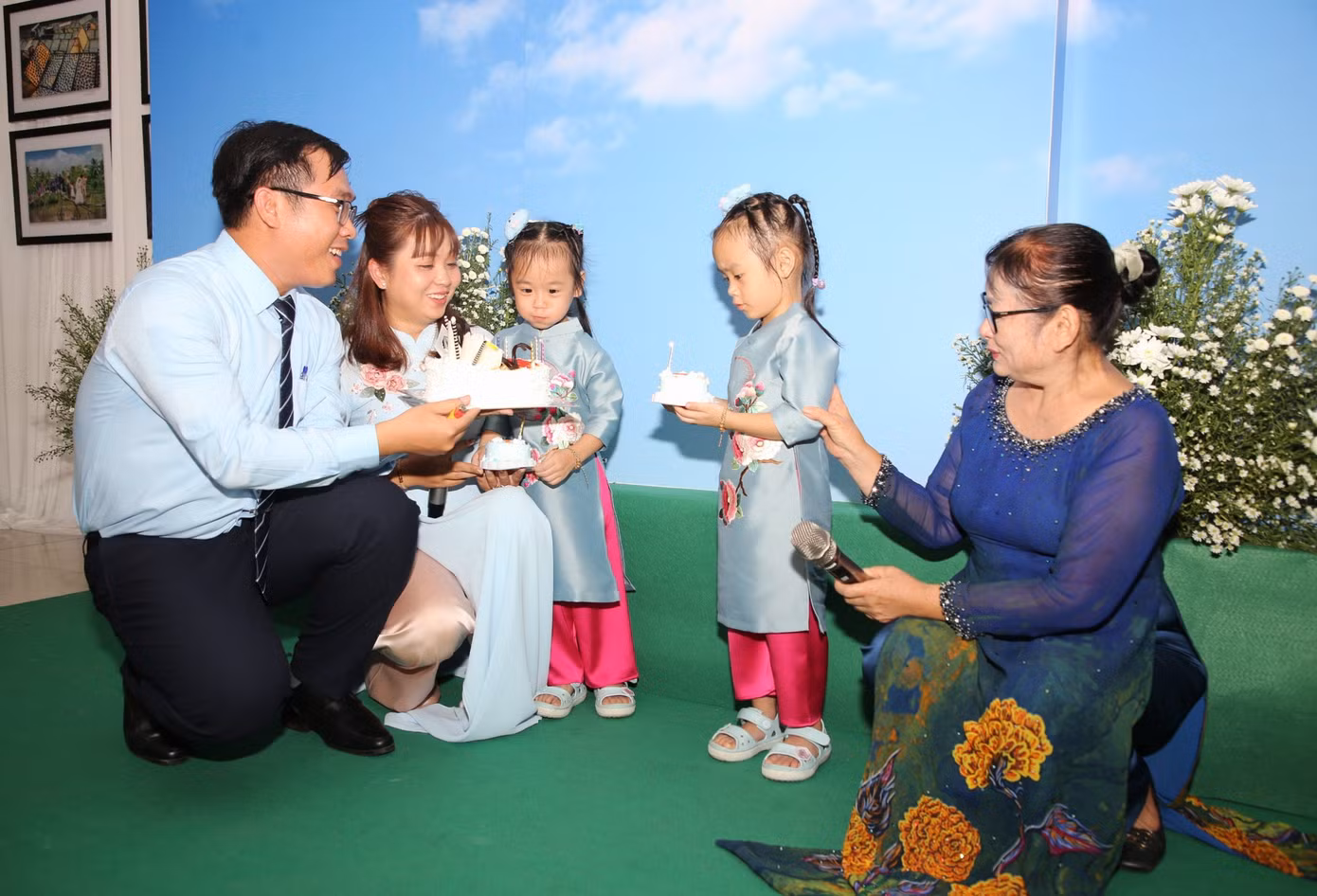 Chị Thảo (thứ hai, từ trái qua) cùng người thân thổi nến mừng sinh nhật thứ 65 của cố NSNA Hoàng Thạch Vân.