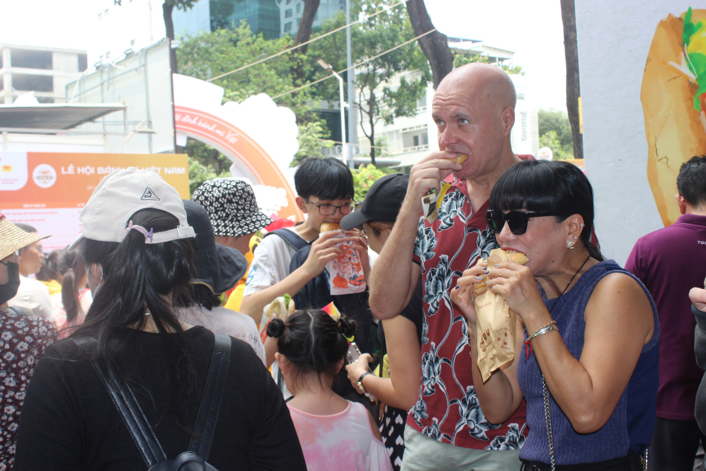 Những vị khách nước ngoài đến thưởng thức bánh mì tại Lễ hội.