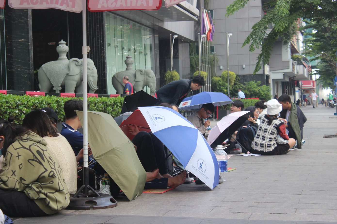 Chiều ngày 25/2, mặc dù trời Sài Gòn nắng nóng nhưng nhiều bạn trẻ vẫn kiên trì ngồi giữ chỗ, chờ đến lượt được tác giả ký tặng.