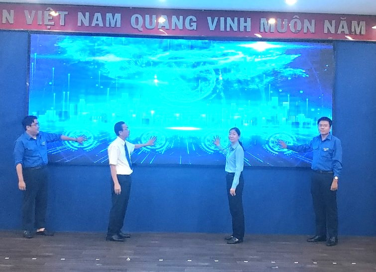 Ban Thường vụ Thành Đoàn TP. HCM cùng khách mời thực hiện nghi lễ phát động đợt cao điểm.