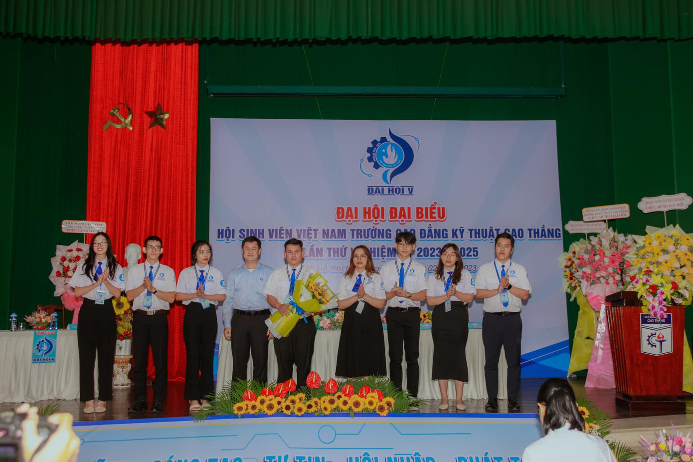 Ban Thư ký Hội Sinh viên trường CĐ Kỹ thuật Cao Thắng khóa V ra mắt Đại hội.