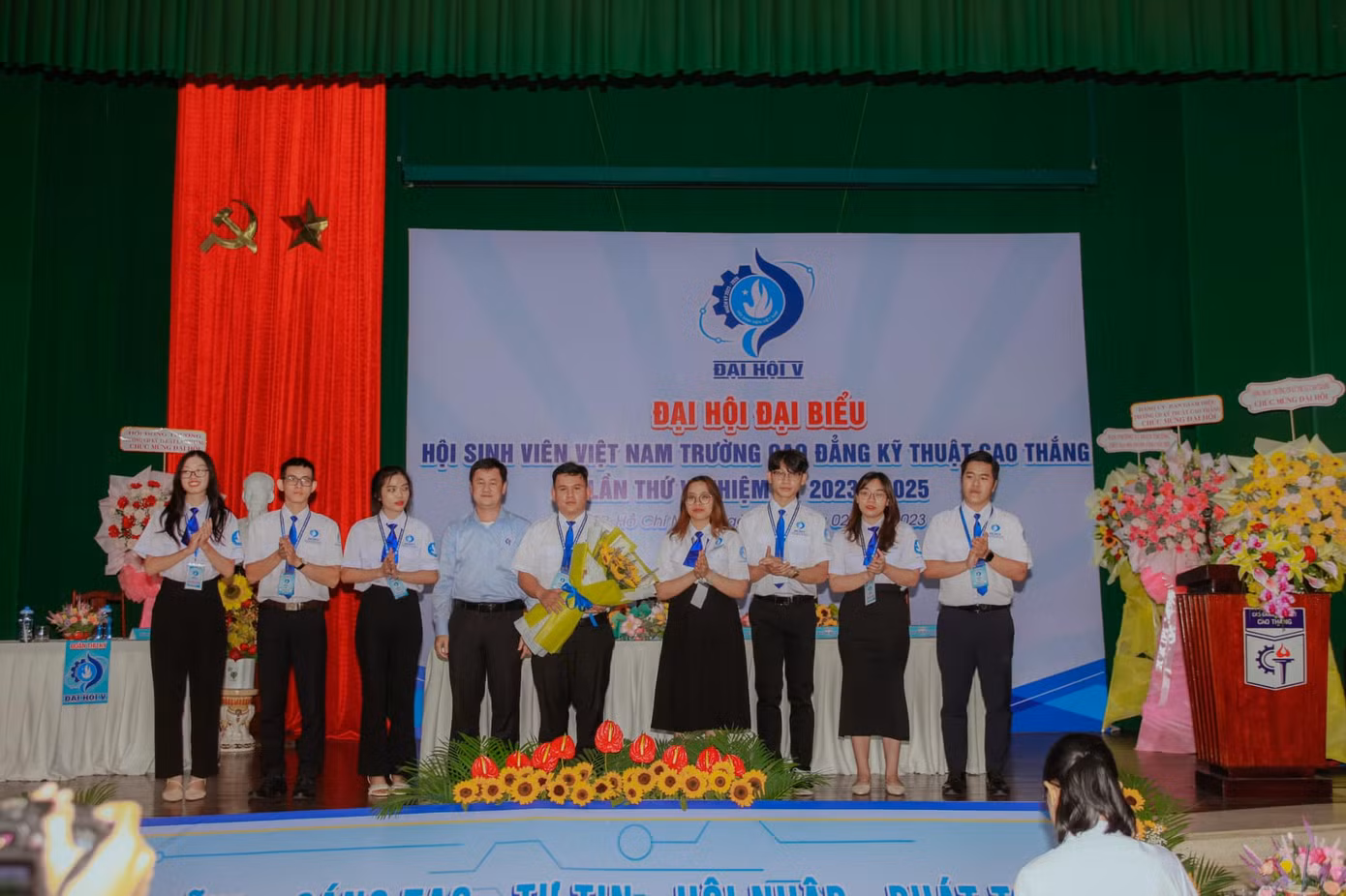 Ban Thư ký Hội Sinh viên trường CĐ Kỹ thuật Cao Thắng khóa V ra mắt Đại hội.