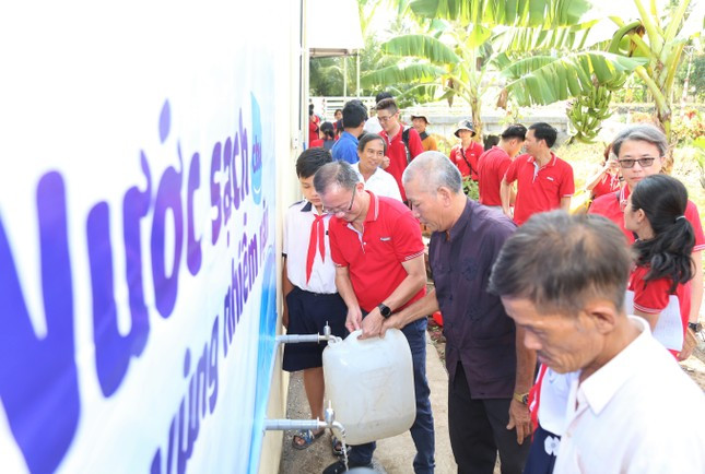 Người dân xã Tân Thạnh đến lấy nước sạch tại Nhà văn hóa ấp Tân Lập (nơi đặt máy lọc nước thứ hai trên địa bàn huyện Tân Phú Đông, tỉnh Tiền Giang). (Ảnh: Ngô Tùng)