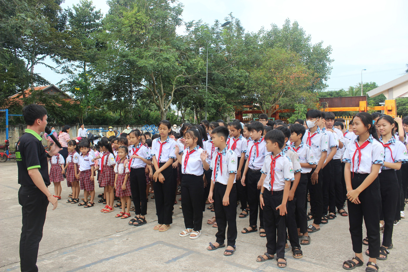 Trước hoạt động trao thẻ bảo hiểm y tế cho học sinh, các em học sinh Lâm San cùng tham gia hoạt động hoạt náo vui nhộn mở đầu buổi lễ. (Ảnh: Văn Tiệp)