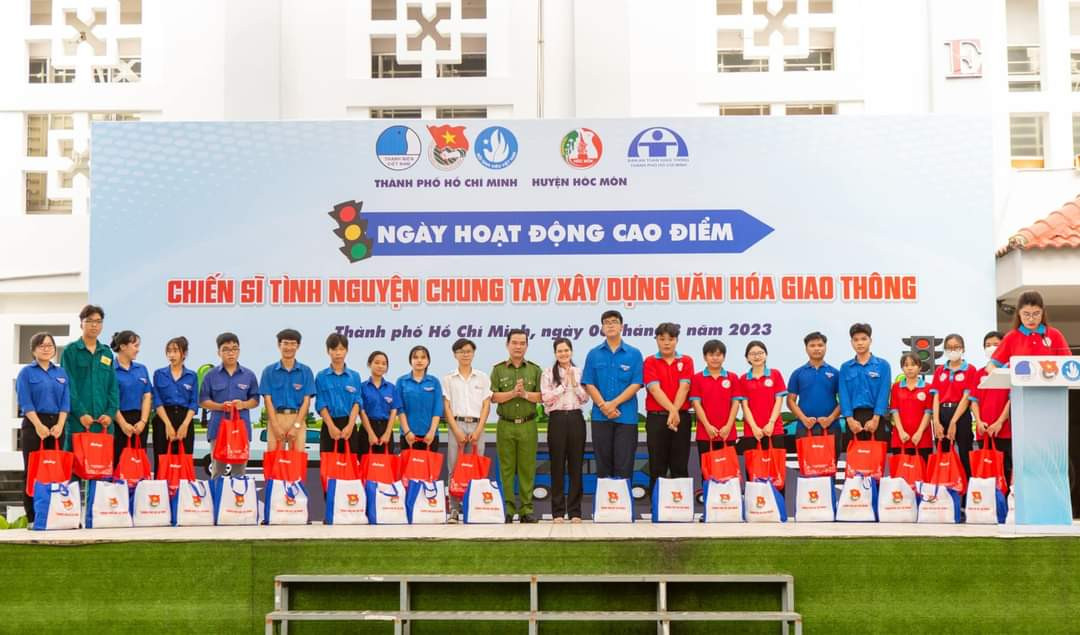 Chương trình còn trao tặng nhiều suất quà cho các bạn đoàn viên, thanh niên có hoàn cảnh khó khăn.