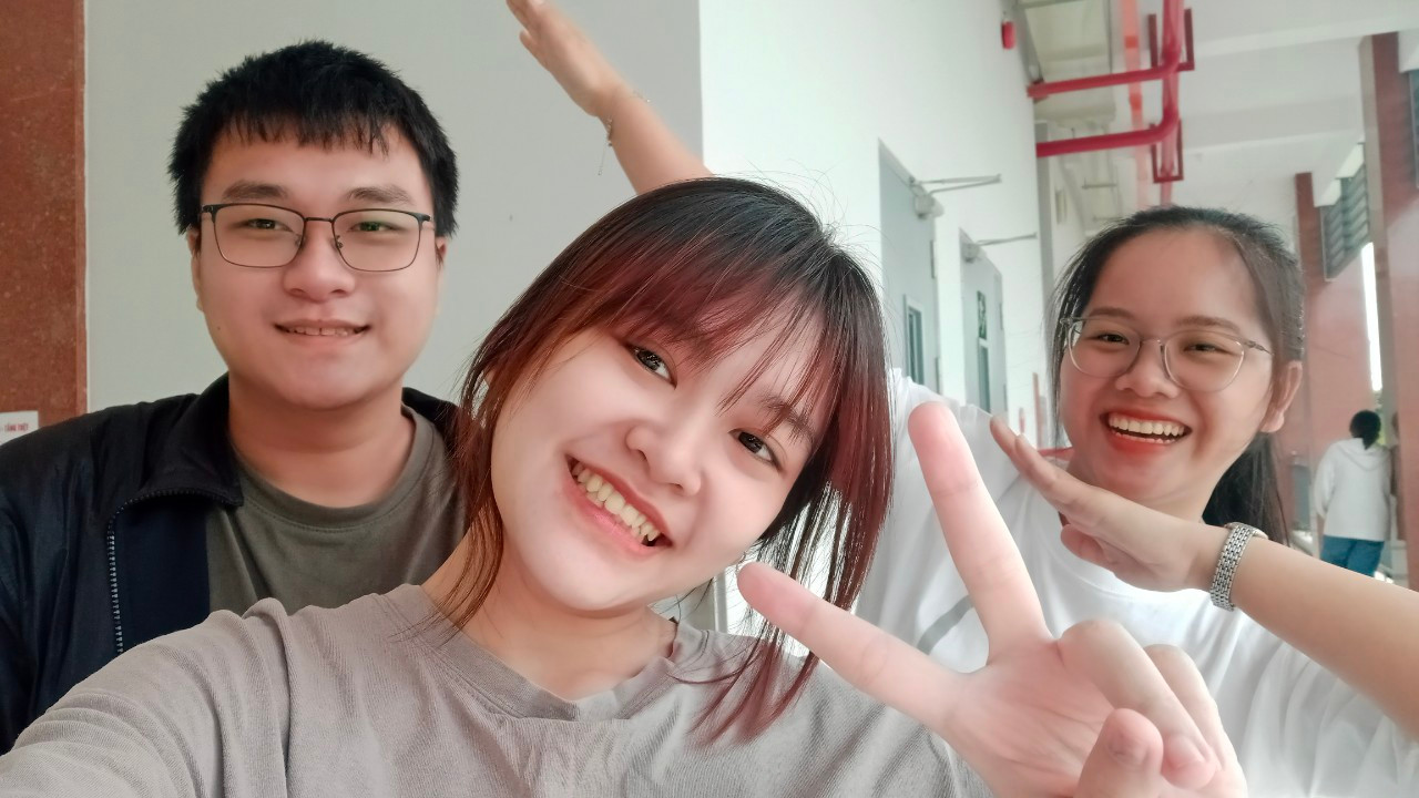 3 thành viên của nhóm dự án. 3 thành viên của nhóm dự án.