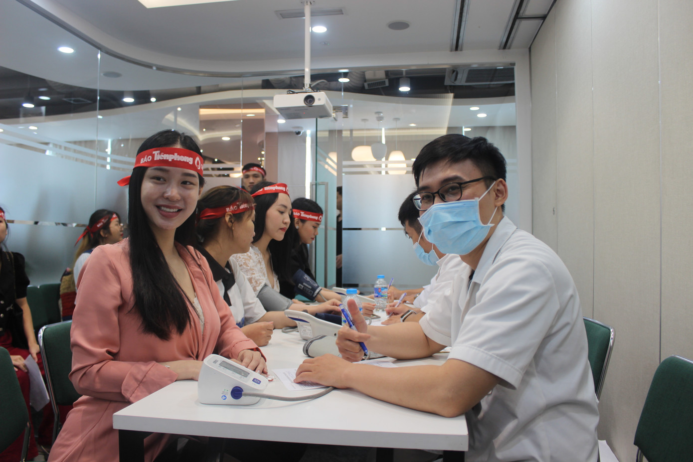 Cả 3 người đẹp cùng tham gia hiến máu tại chương trình.