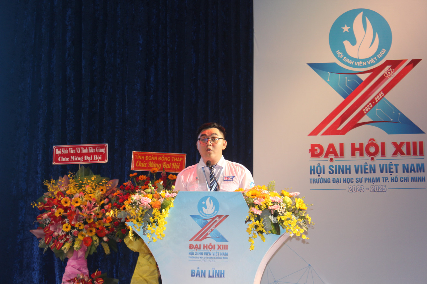 Khánh Tùng nhận nhiệm vụ Chủ tịch Hội Sinh viên trường ĐH Sư phạm TP. HCM khóa mới. Khánh Tùng nhận nhiệm vụ Chủ tịch Hội Sinh viên trường ĐH Sư phạm TP. HCM khóa mới.