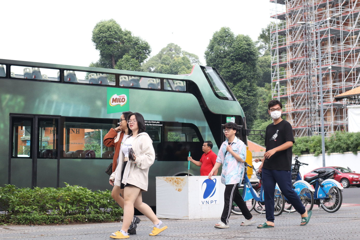 Bạn trẻ Sài Gòn tận hưởng không gian mát mẻ của buổi sáng cuối tuần.