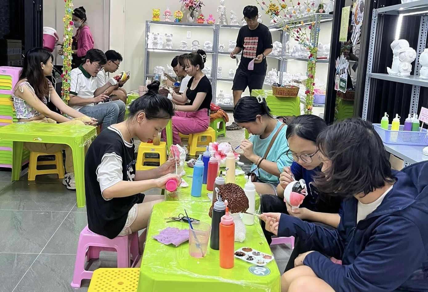 Những không gian tô tượng ở Sài Gòn luôn thu hút rất đông các bạn trẻ đến trải nghiệm.