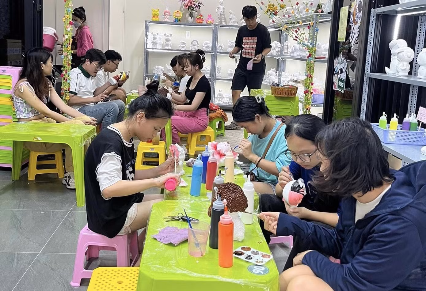 Những không gian tô tượng ở Sài Gòn luôn thu hút rất đông các bạn trẻ đến trải nghiệm.