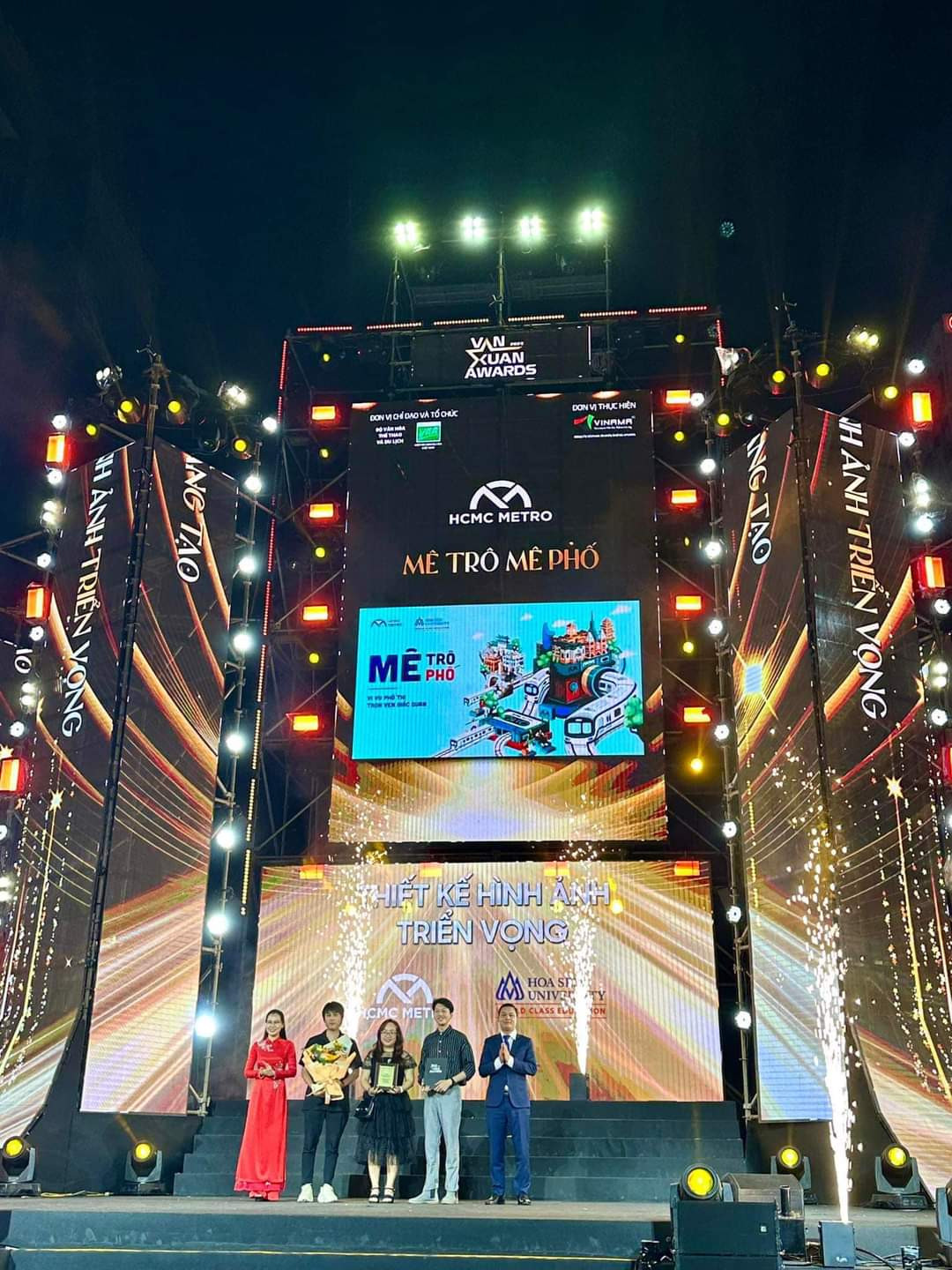 Tác phẩm “Mê trô – Mê phố” của nhóm thiết kế trường ĐH Hoa Sen vừa nhận giải ‘Thiết kế hình ảnh triển vọng’ của Giải thưởng Quảng cáo Sáng tạo Việt Nam 2023.