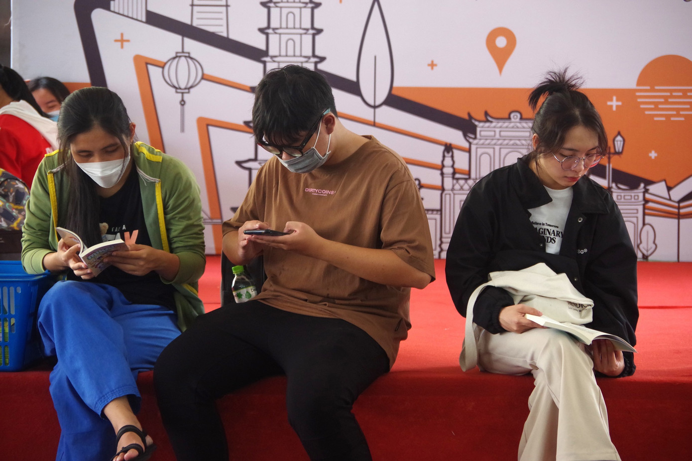 Với mức giá thấp hơn so với giá bìa và có chương trình giảm giá theo khung giờ vàng nên nhiều bạn trẻ đã đến từ sớm để chờ nhận ưu đãi.