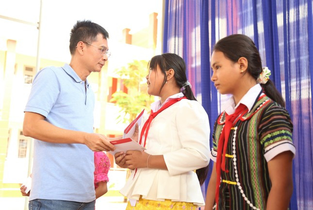 Đại diện báo Tiền Phong trao học bổng động viên các em học sinh Trường Phổ thông dân tộc nội trú THCS Lộc Ninh. Đại diện báo Tiền Phong trao học bổng động viên các em học sinh Trường Phổ thông dân tộc nội trú THCS Lộc Ninh.