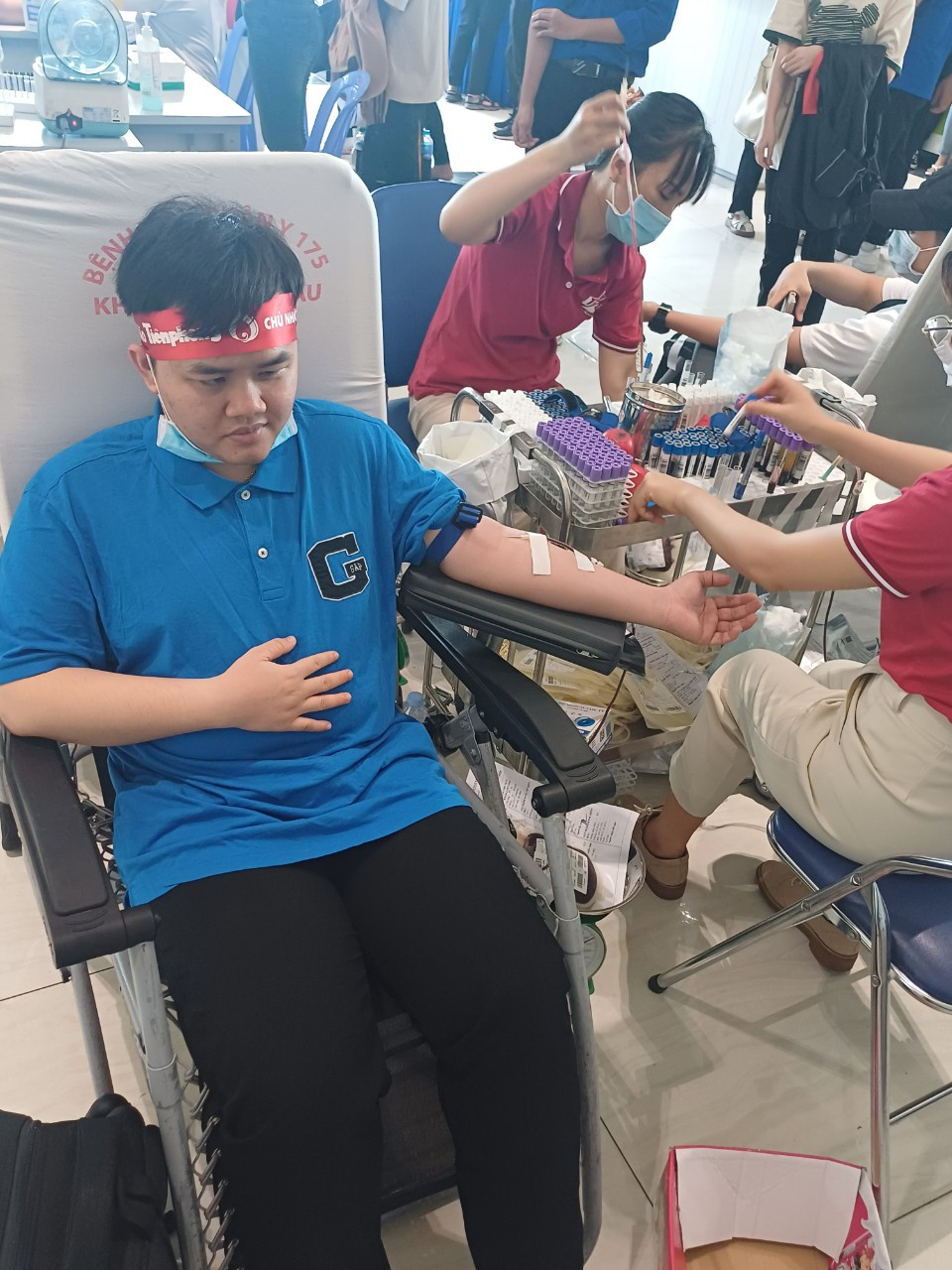 Ngô Gia Huy tham gia hiến máu cứu người trong Ngày hội 'Chủ nhật Đỏ', tại trường ĐH Văn Hiến. (Ảnh: NVCC) Ngô Gia Huy tham gia hiến máu cứu người trong Ngày hội 'Chủ nhật Đỏ', tại trường ĐH Văn Hiến. (Ảnh: NVCC)