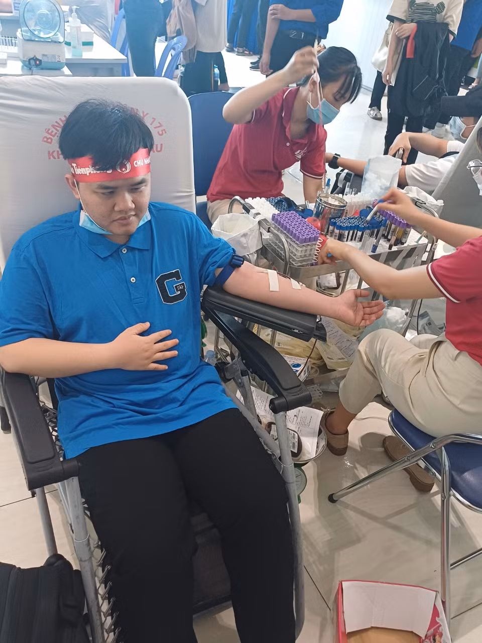 Ngô Gia Huy tham gia hiến máu cứu người trong Ngày hội 'Chủ nhật Đỏ', tại trường ĐH Văn Hiến. (Ảnh: NVCC) Ngô Gia Huy tham gia hiến máu cứu người trong Ngày hội 'Chủ nhật Đỏ', tại trường ĐH Văn Hiến. (Ảnh: NVCC)