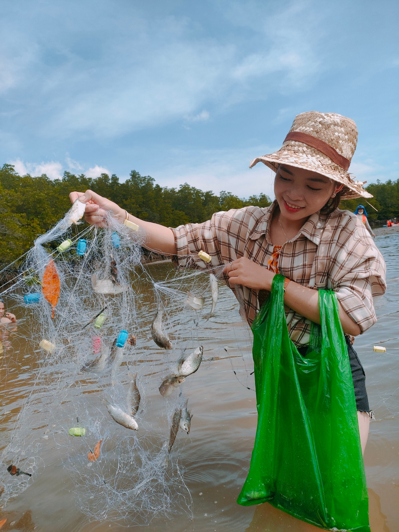 Du khách thích thú khi được đánh bắt cá, trải nghiệm cuộc sống của người dân tại Cần Giờ. Ảnh: NVCC Du khách thích thú khi được đánh bắt cá, trải nghiệm cuộc sống của người dân tại Cần Giờ. Ảnh: NVCC