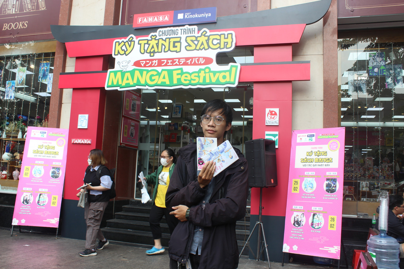 Quốc Anh vui mừng khi nhận được chữ ký từ chính tác giả Nhật Bản.