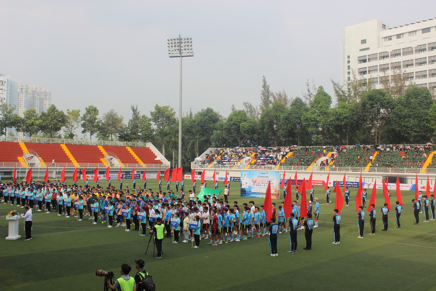 Tổng giải thưởng của giải bóng đá Thanh niên Sinh viên Việt Nam hơn 800 triệu đồng. Trong đó, đội Vô địch nhận 300 triệu đồng, đội Á quân nhận 150 triệu đồng, đội hạng Ba nhận 80 triệu đồng, đội đoạt giải Phong cách nhận 40 triệu đồng. Ngoài ra, Ban Tổ chức còn trao các giải cá nhân gồm cầu thủ xuất sắc nhận 15 triệu đồng, vua phá lưới, thủ môn xuất sắc, trọng tài hoàn thành nhiệm vụ mỗi giải 10 triệu đồng… Hội cổ động viên cổ vũ fair-play nhất sẽ nhận giải thưởng hấp dẫn lên đến 100 triệu đồng.
